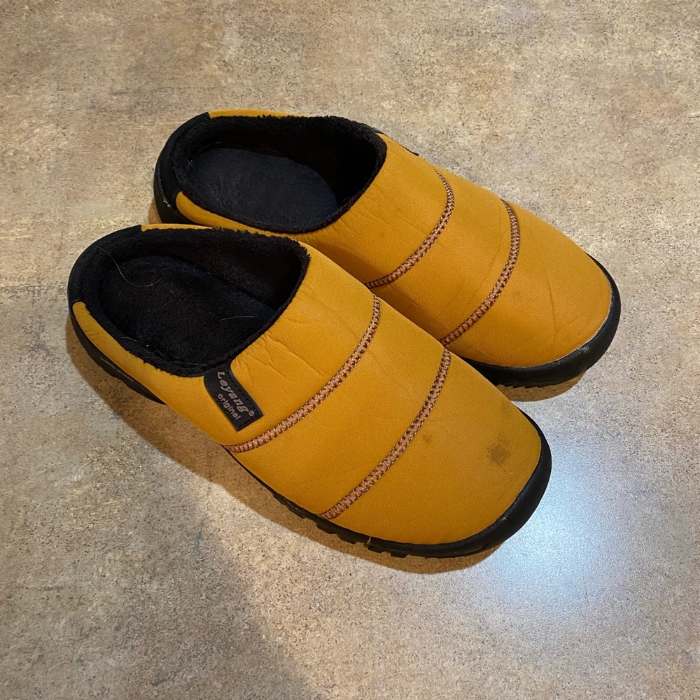 Womens Leyang shoes no size but fit like a 9-9.5